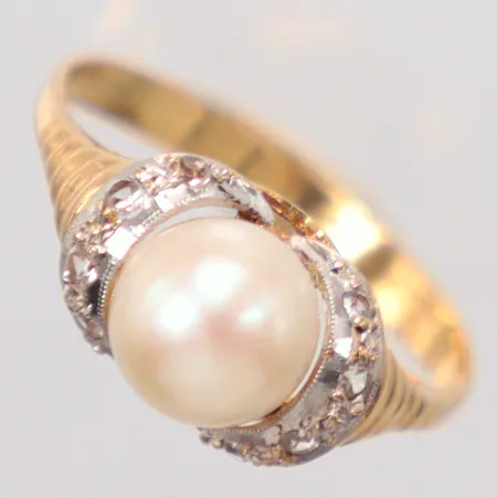 Ring tvåfärgad stl. 18½ pärla Ø7,5mm, små vita stenar, 18K Vikt: 3,4 g