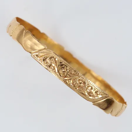 Armring med dekor Ø68mm bredd 8mm skev 18K. Vikt: 19,6 g