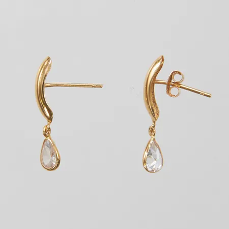 Örhängen med vita stenar, längd: ca.21,5mm, en snurrebuss saknas, 18K Vikt: 0,9 g