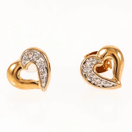 Örhängen hjärtan 8x7,5mm med 6 x ca 0,005ct 8/8-slipade diamanter, en snurrebuss saknas, men ny i plast medföljer, 18K 1,4g. 