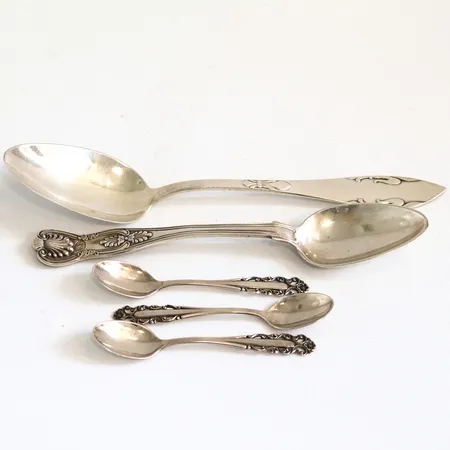 5 skedar olika modeller, längd 10-21,2cm, 830/1000 Silver Vikt: 141,8 g