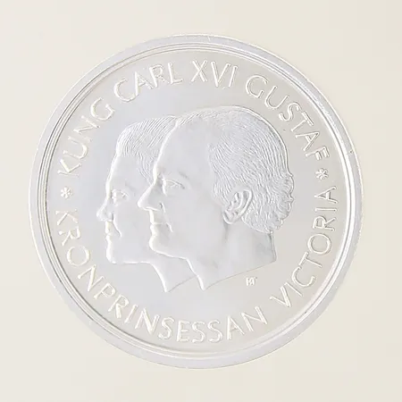 Mynt 200 kronor Kung Carl XVI Gustaf och Kronprinssesan Victoria år 1999-2000 Ø36mm silver 925/1000 Vikt: 27 g