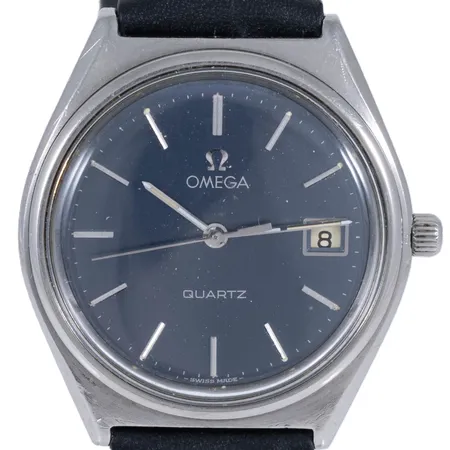 Herrur Omega Quartz i stål 35mm, datum, plexiglas (ej original), svart läderband (ej original), krona ej original, svaga repor på glaset, märken på boett, minutvisare går ej att ställa, servicebehov.