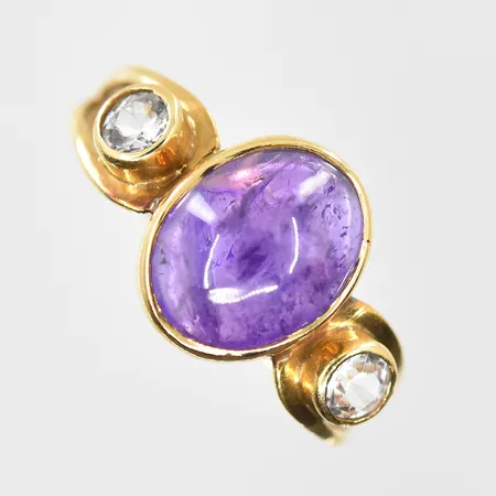 Ring med lila sten samt vita stenar, stl:16¼, bredd 2-10mm, 18K. Vikt: 1,8 g