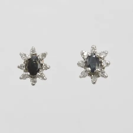 Örhängen med safirer samt diamanter 12 x ca.0,01ct, 8/8-slipade, 9,7x8,2mm, 10K, stift i 14K, bruttovikt 1,9g Vikt: 1,9 g