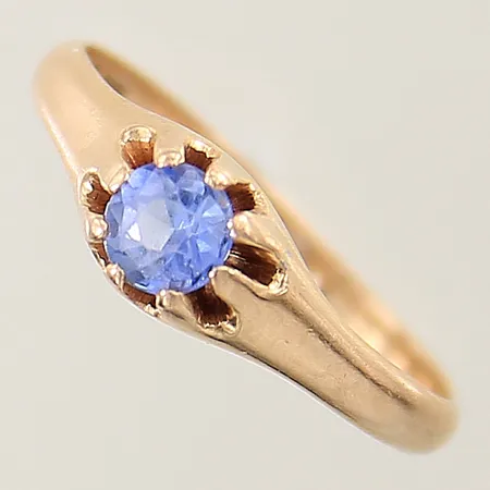 Ring med blå sten stl:18¾ bredd 1,9-5,7mm repig sten 18K Vikt: 3,3 g