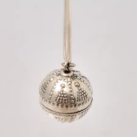 Hänge med kedja, mått 18,6x27mm, Kalevala Koru "Halikon Kääty",kedja 60cm Pansar bredd 1,7mm, silver 925/1000, 9,98g.
