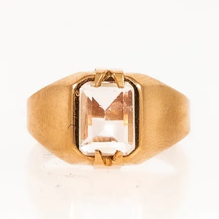Ring i 18K guld med en vit sten. Stl:17¾. Bredd 3 - 11,1 mm. Vikt 2,8g.