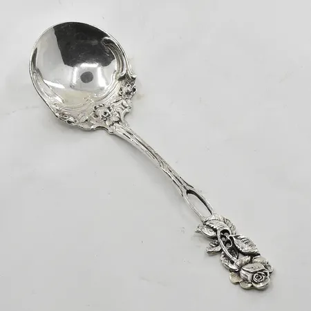 Serveringssked med blomdekor, längd 16cm, silver. Vikt: 30,5 g