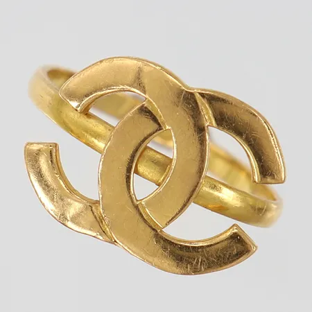 Ring med dekor stl:16¾ bredd 2-12mm bucklor 21K. OBS! Ej märkes design! Vikt: 2,6 g