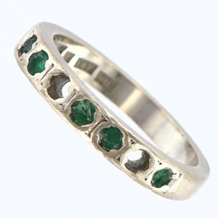 Ring med gröna stenar stl:18, bredd 3mm, defekt, 18K Vikt: 5,5 g