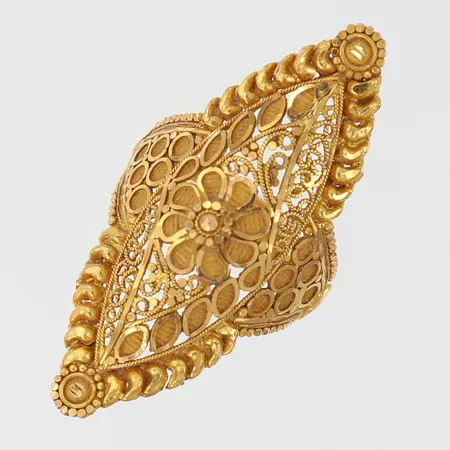 Ring med dekor stl:19 bredd 4-37,5mm justerbar storlek bucklor 21K. Vikt: 4,1 g