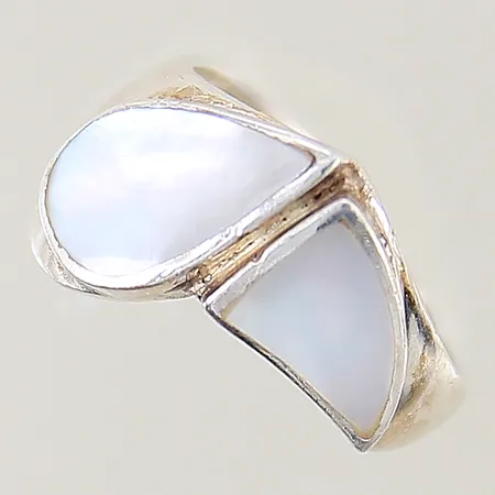 Ring med pärlemor stl:16¼ bredd 3,1-13,4mm, silver 925/1000 Vikt: 3,6 g