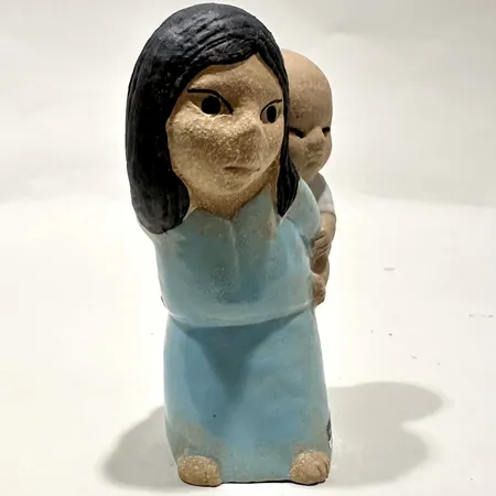 Figurin Öst ur serien alla världens barn Lisa Larson för Gustavsberg höjd ca 12cm stengods etikettmärkt samt stämpelmärkt