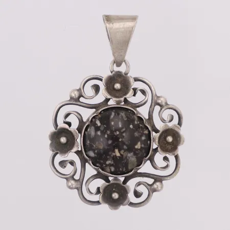 Hänge med sten Eng Atelje Falun 1960, längd ca 41mm, bredd ca 29mm, 830/1000 silver Vikt: 6 g