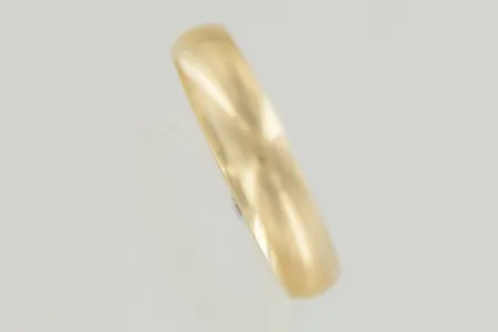 Ring stl:17¾ bredd 4 mm, graverad 18K Vikt: 3,8 g