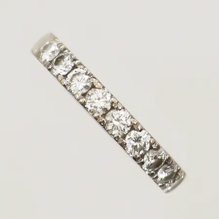 Ring med diamanter 9x ca 0,05ct stl:17½ bredd 3,2mm vitguld 18K Vikt: 5,8 g