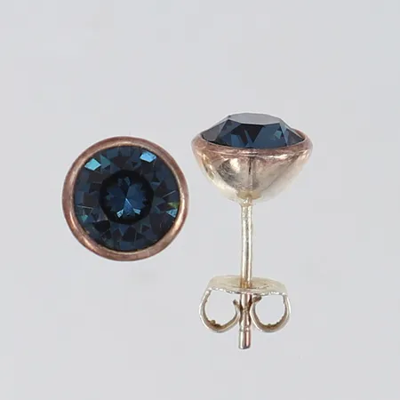 Ett par örhängen med blå fasetterade stenar Ø8,5mm Silver 925/1000. Vikt: 2,6 g