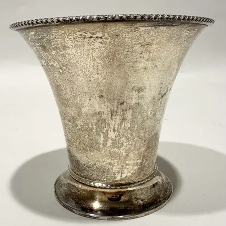 Bägare tillverkad av Hultman A/B J L år 1950 höjd 83mm gravyr silver Vikt: 81,5 g