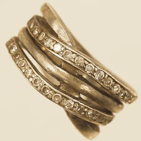 Ring med vita stenar stl:16¾ bredd 10,0mm silver 925/1000 Vikt: 6,2 g