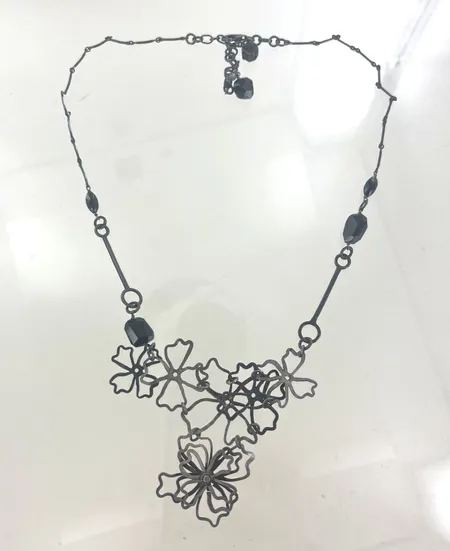 Collier med stenar längd 50-55 cm, silver 925/1000 Vikt: 26,4 g