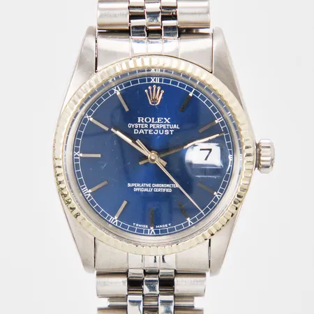Herrur Rolex Oyster Perpetual Datejust stål automatisk Ø: ca 34mm refnummer: 16014 serienummer: 6327667 verknummer: 0459696 boettnummer: 1600 Kaliber: 3035 stållänk slapp och repor på länk certifikat inga tillbehör
