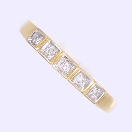 Ring med dia 5 x ca 0,01ct stl 16¾ bredd 1-3mm 18K Vikt: 1,3 g