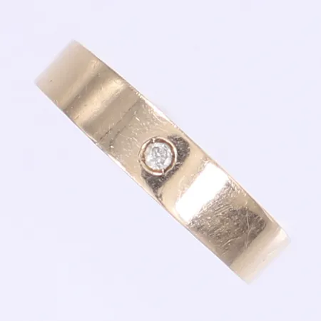 Ring slät med dia ca 0,02ctv stl 15¾ bredd 4mm gravyr 14K Vikt: 3,3 g