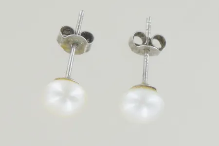 Ett par örhängen med pärla bredd 7 mm, silver Vikt: 1,3 g