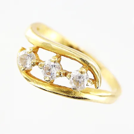 Ring med stenar stl:15¼, skena 1,5mm, storleksändrad, smärre skevheter, 18K Vikt: 2,3 g