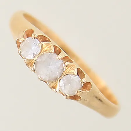 Ring med vita stenar stl:17½ bredd 2,1-4,6mm, nagg,18K Vikt: 2,5 g