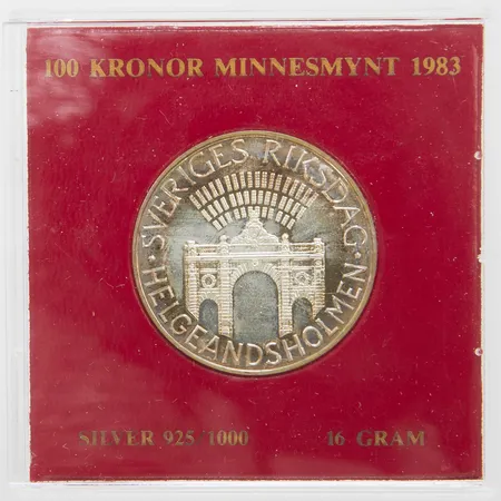 Minnesmynt Sveriges riksdag Helgeandsholmen år 1983 nominellt värde 100kr, plast etui silver 925/1000, 16g Vikt: 16 g