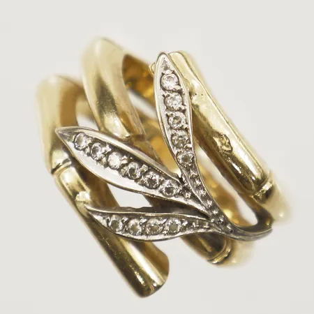 Ring med vita stenar stl:18½ bredd 19,4mm, smärre bucklor, tvåfärgad 14K Vikt: 9,7 g