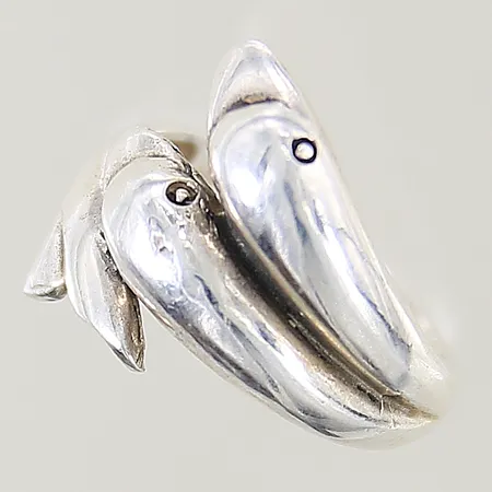 Ring med delfiner stl:16¾ bredd 2,8-17,4mm, silver 925/1000 Vikt: 3,8 g