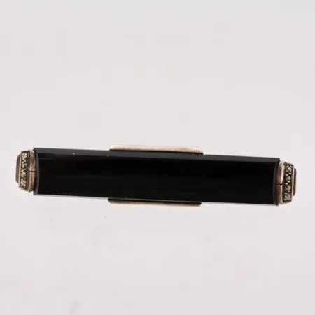 Brosch 10,6x49,3mm, 1st Onyx 8,6x42,9mm, 8st Markasiter, silver 800/1000, 6,42g.