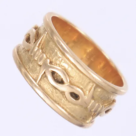 Ring med dekor stl: 18½ bredd 6mm 18K Vikt: 9,5 g