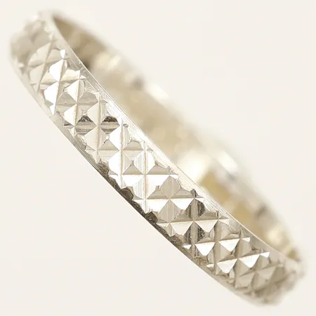 Ring stl:17¾ bredd 3mm gravyr vitguld 18K Vikt: 1,5 g