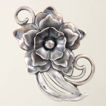 Brosch i form av en blomma 67x28mm böjd nål silver 925/1000 Vikt: 11 g