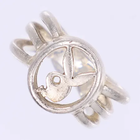 Ring med dekor av kaninhuvud stl 16 repig silver 925/1000 Vikt: 7,7 g