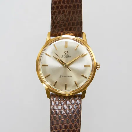 Herrur Omega Seamaster, guld på stål, automatisk, 34,5mm, caliber 552, verknr 19994532, boettnr 165.001, brunt läderarmband, inga tillbehör.