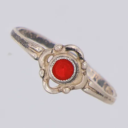 Barnring, röd sten, stl 14½, 925/1000 silver Vikt: 0,7 g