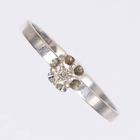 Ring med vit sten stl 17 bredd 2-4mm svenska stämplar vitguld 18K Vikt: 1,4 g