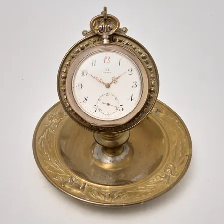 Fickur Omega rödtolva, silver 800/1000, manuell, Ø51mm, verknr 4952741, boettnr 5808015, bucklor på boett, klockställ i metall.
