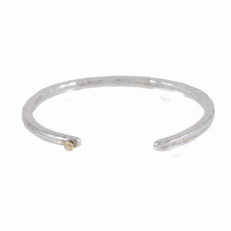 Stelt hamrat armband i silver med liten dekorkula i 18K guld. Innermått 13 cm + 2,2 cm öppning = passar en tunn arm. Bredd 4 mm. Stämplat 925. Vikt 17,5g.