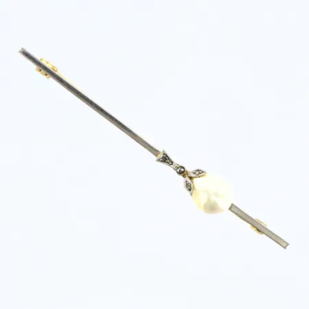 Brosch pärla vita stenar, längd 56mm, tvåfärgad, litet hack på nålen, 18K Vikt: 2,9 g