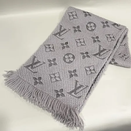 Halsduk Louis Vuitton Logomania wool scarf grå 150x30cm, modell-nr: M74742, bruksslitage, tråddragningar, några fläckar på halsduk, inga övriga tillbehör Vikt: 0 g
