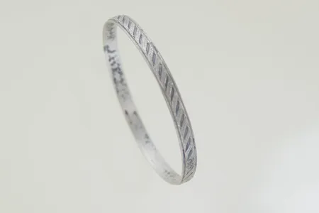 Armring år 67 diam 6,5 cm bredd 6mm, lite ojämn, silver Vikt: 11 g