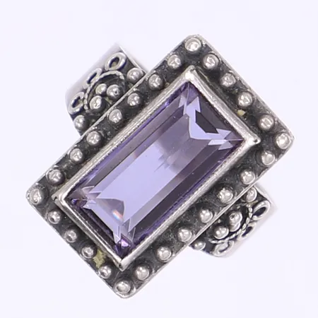 Ring med lila sten stl 16 bredd 4-17mm stämplad 875 (Östeuropa) 1900-tal silver 875/1000 Vikt: 5,4 g