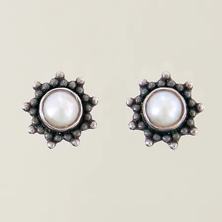 Örhängen med odlade sötvattenpärlor KumKum, Ø12,5mm, silver 925/1000 Vikt: 3,8 g