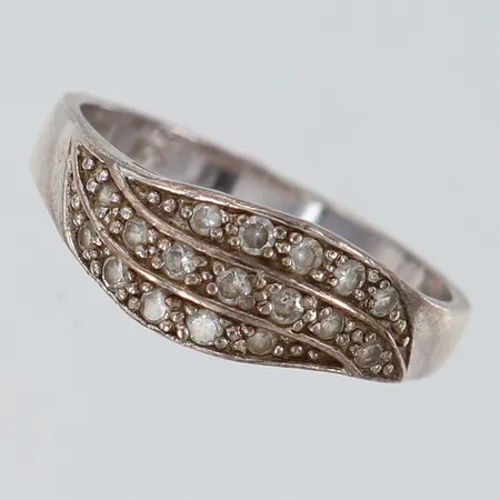 Ring med vita stenar stl:19 bredd 2,5-7,5mm Silver 925/1000 Vikt: 3,1 g